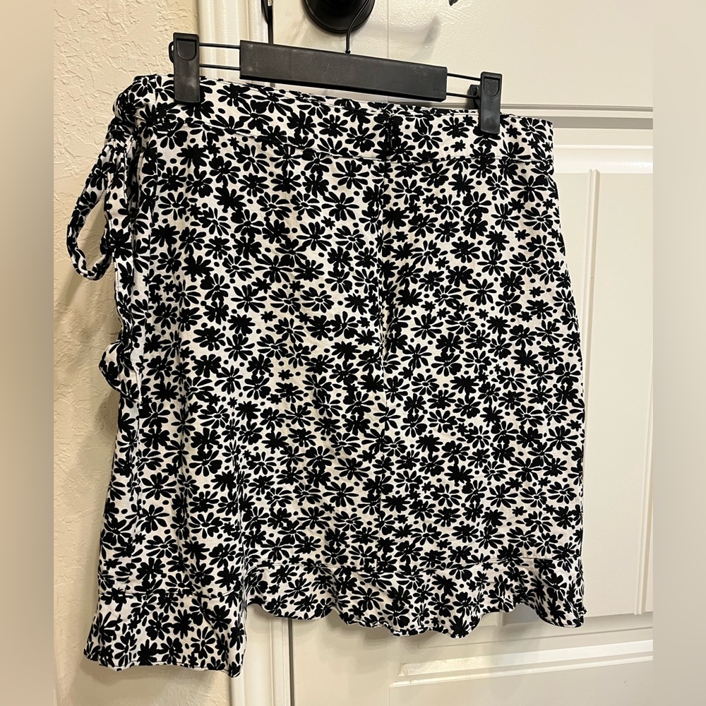 LOFT Flower wrapped skirt! - Picture 3 of 3